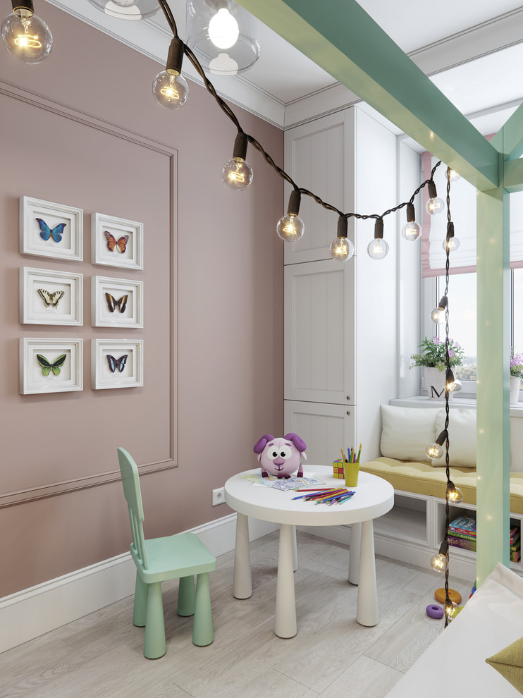 バレンシアにあるお手頃価格の小さな北欧スタイルのおしゃれな子供部屋 (淡色無垢フローリング、児童向け、ベージュの床、ピンクの壁) の写真