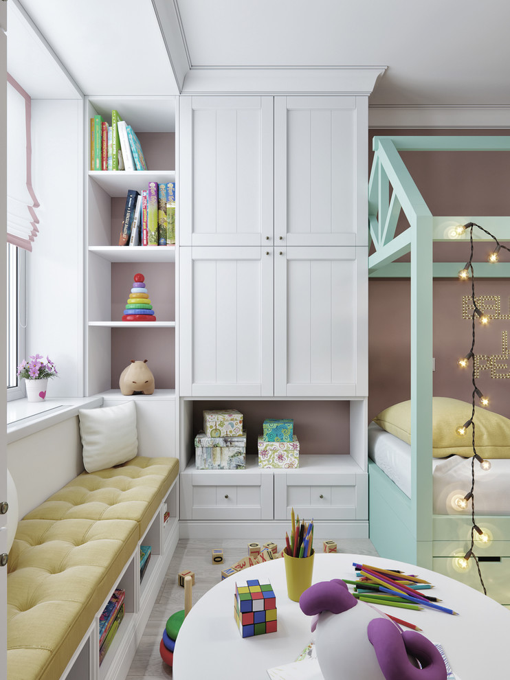 Cette photo montre une petite chambre d'enfant de 4 à 10 ans scandinave avec un mur beige, parquet clair et un sol beige.