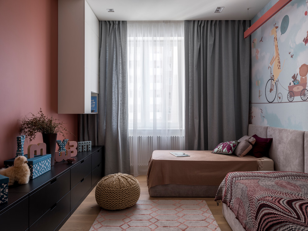 Ispirazione per una cameretta da letto contemporanea con pavimento in legno massello medio, pavimento marrone e pareti multicolore