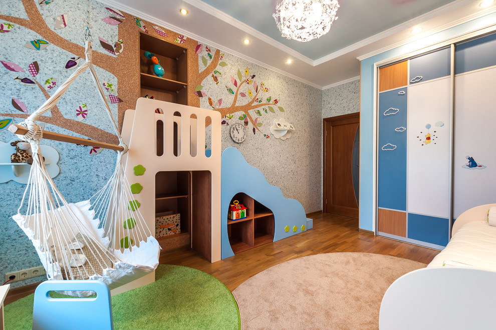 Пример оригинального дизайна: нейтральная детская в современном стиле с спальным местом, паркетным полом среднего тона и коричневым полом для ребенка от 1 до 3 лет