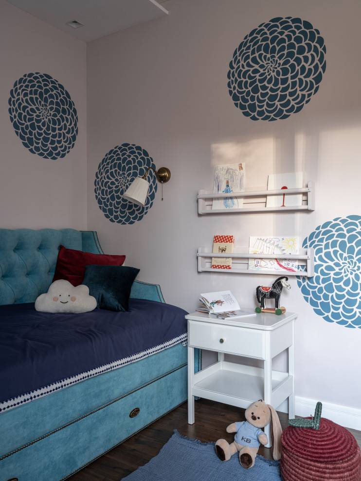 Small contemporary children’s room for girls in Toronto with multi-coloured walls, laminate floors and brown floors.