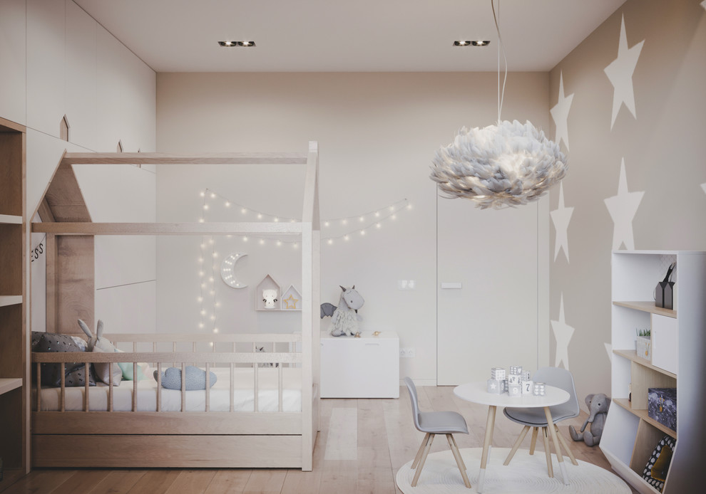 Inspiration pour une chambre d'enfant de 1 à 3 ans nordique de taille moyenne avec un mur beige, parquet clair et un sol beige.