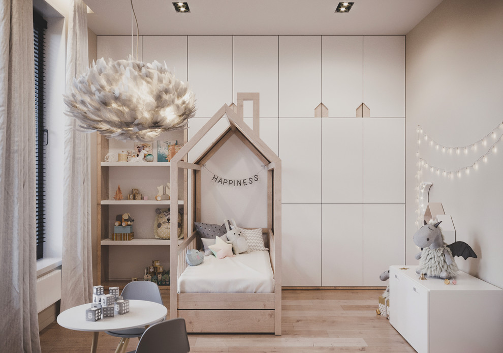 Diseño de dormitorio infantil de 1 a 3 años escandinavo de tamaño medio con paredes beige, suelo de madera clara y suelo beige