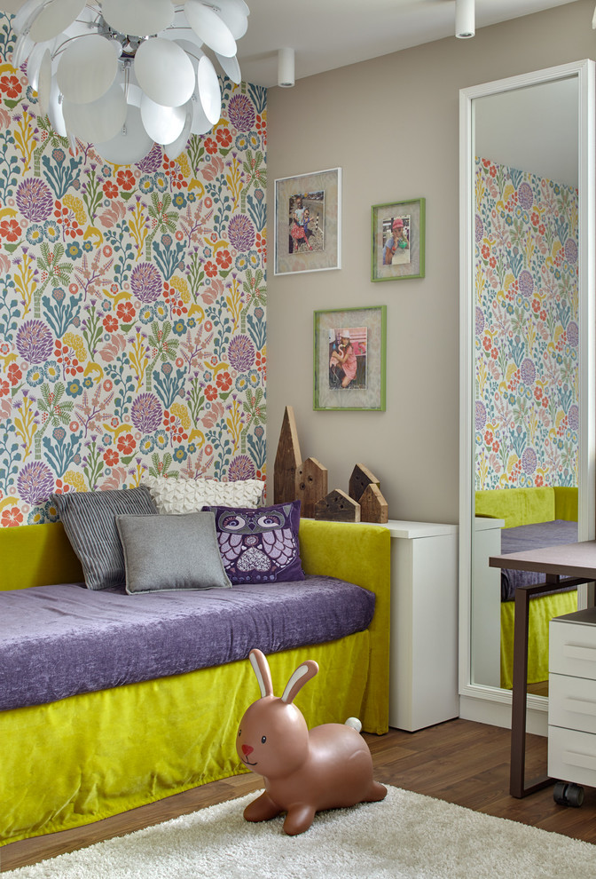 Foto på ett minimalistiskt barnrum kombinerat med sovrum, med flerfärgade väggar och mörkt trägolv