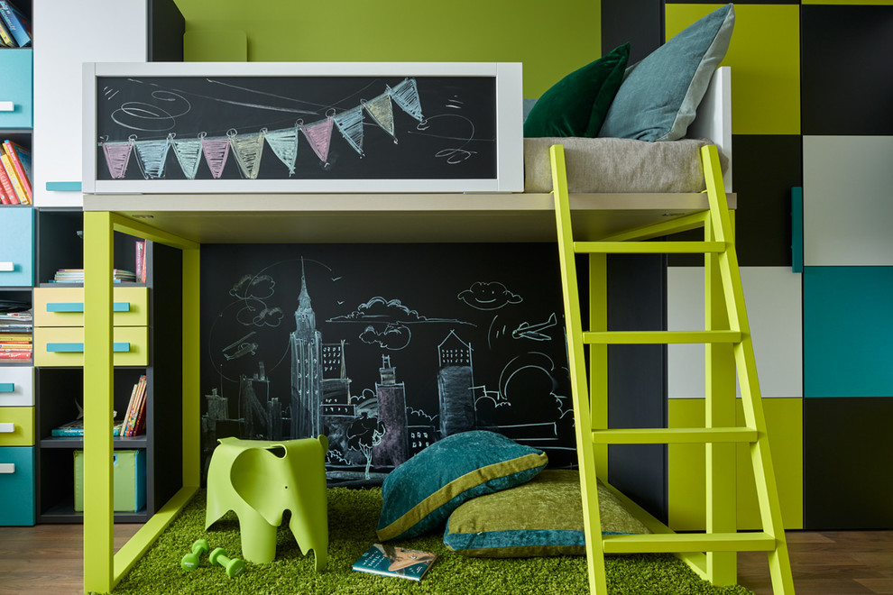 На фото: нейтральная детская в скандинавском стиле с спальным местом и разноцветными стенами для ребенка от 4 до 10 лет, двоих детей