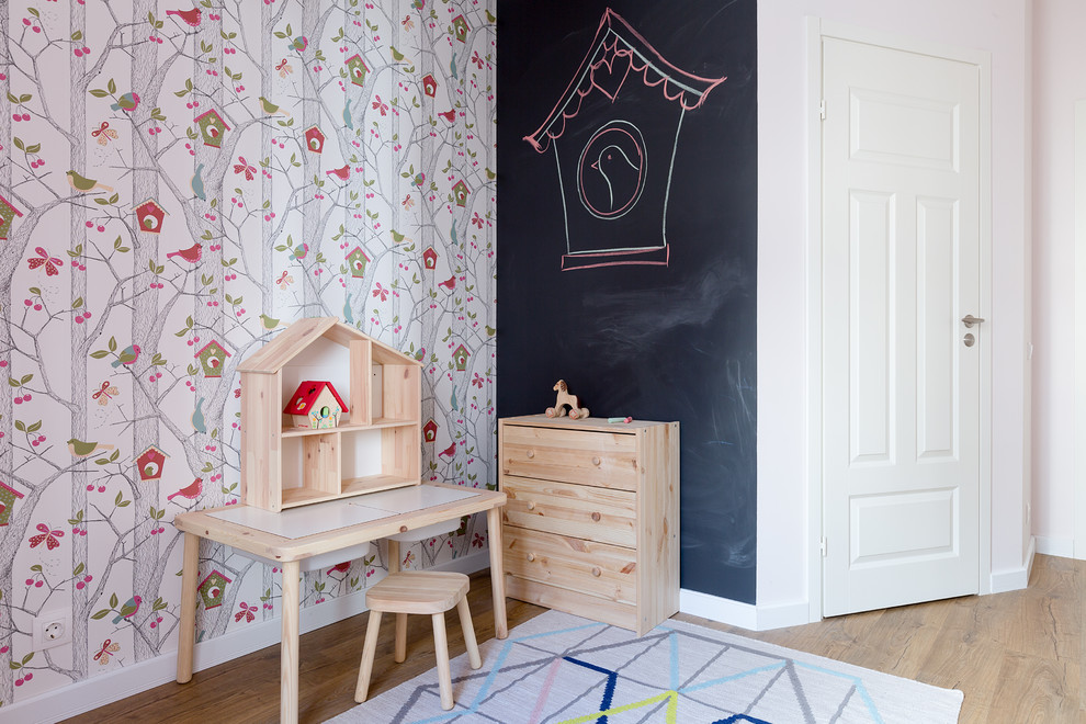 Esempio di una piccola cameretta per bambini da 1 a 3 anni scandinava con pareti multicolore, pavimento in laminato e pavimento beige