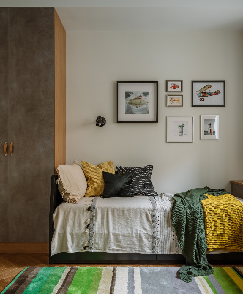 Idéer för ett mellanstort minimalistiskt pojkrum kombinerat med sovrum och för 4-10-åringar, med vita väggar, mellanmörkt trägolv och brunt golv