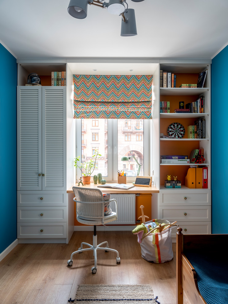Idee per una cameretta da bambino da 4 a 10 anni stile marinaro di medie dimensioni con pareti blu, pavimento in legno massello medio e pavimento beige