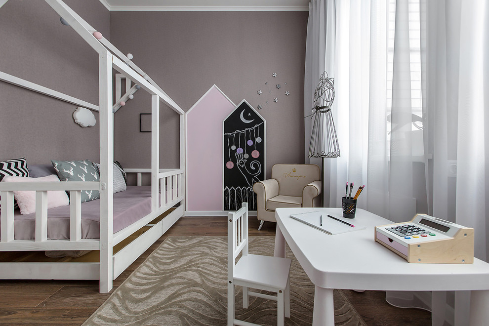 Идея дизайна: маленькая детская в скандинавском стиле с розовыми стенами, полом из ламината и бежевым полом для на участке и в саду, ребенка от 1 до 3 лет, девочки