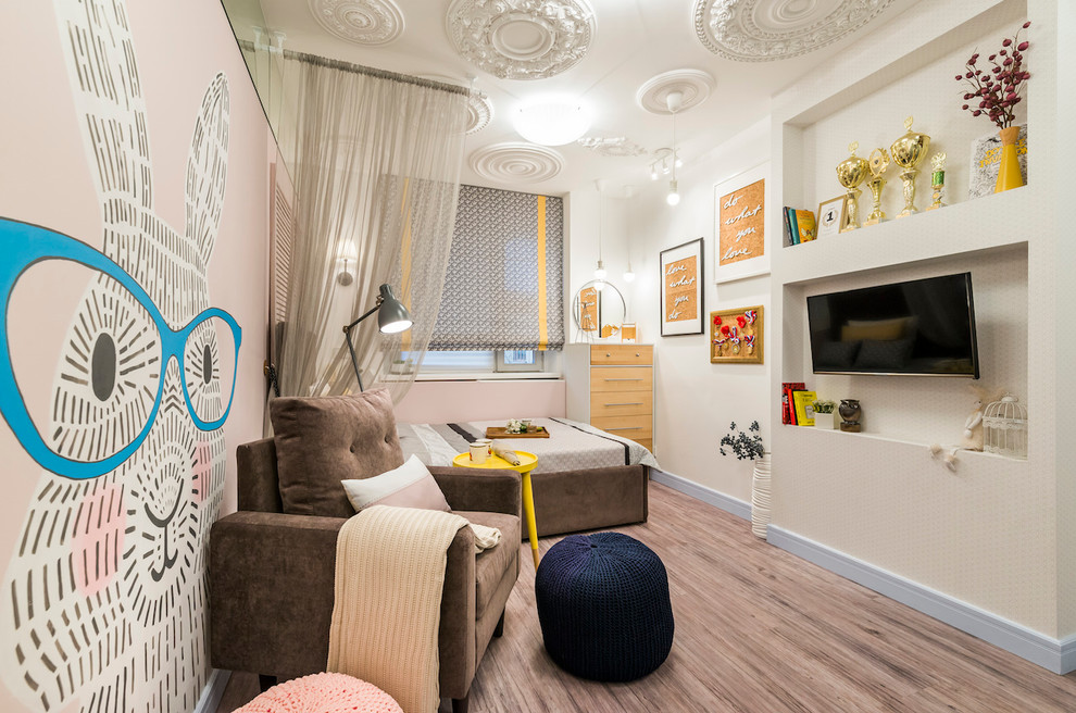 Bild på ett litet nordiskt barnrum kombinerat med sovrum, med vita väggar och mellanmörkt trägolv