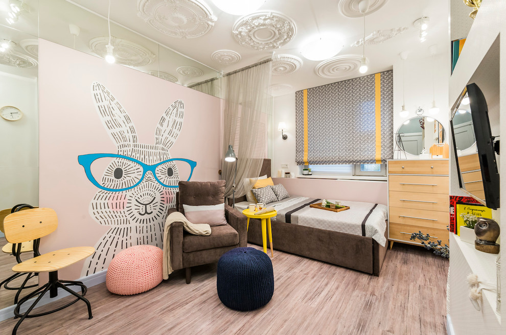 Esempio di una piccola cameretta per bambini scandinava con pareti bianche e pavimento in legno massello medio