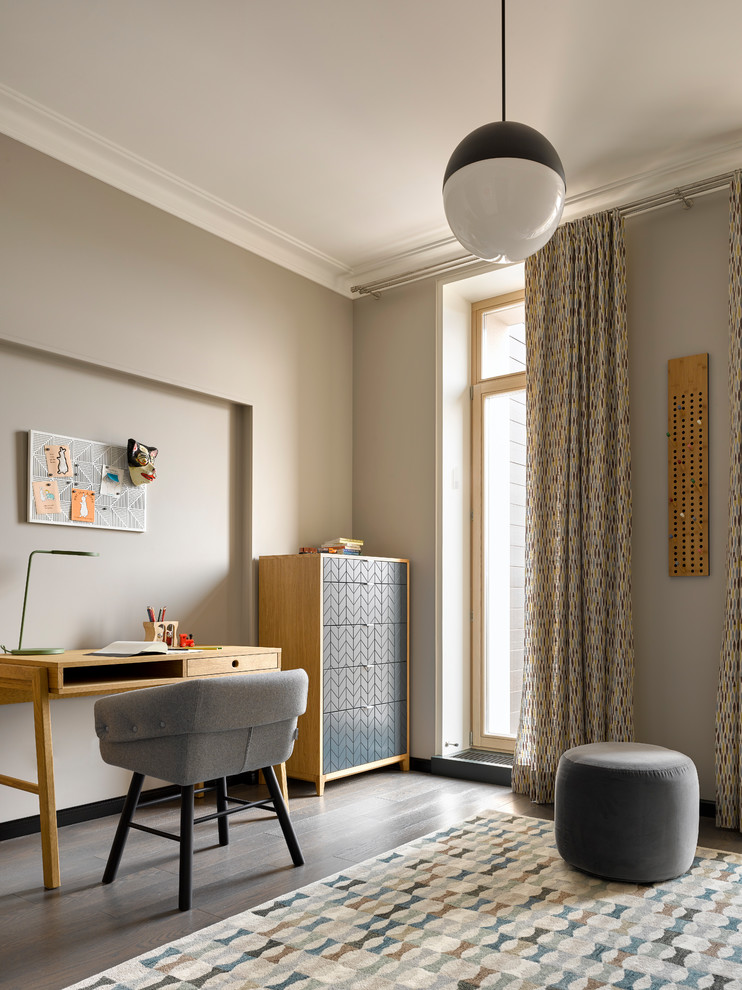 Inspiration pour une chambre neutre nordique avec un bureau, un mur gris, parquet foncé et un sol marron.
