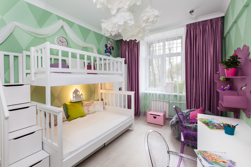 На фото: детская в современном стиле с спальным местом, зелеными стенами и светлым паркетным полом для ребенка от 4 до 10 лет, девочки, двоих детей с