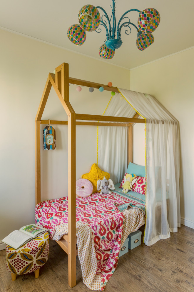 Идея дизайна: маленькая детская в восточном стиле с спальным местом, белыми стенами и коричневым полом для на участке и в саду, ребенка от 4 до 10 лет, девочки