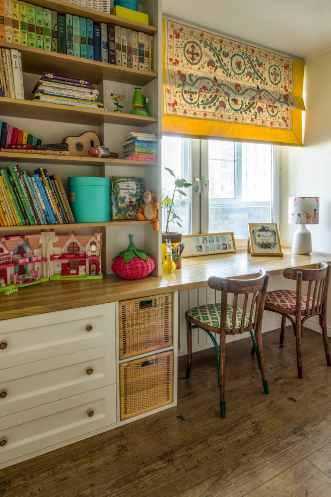 Diseño de habitación de niña de 4 a 10 años asiática pequeña con escritorio, paredes blancas y suelo marrón