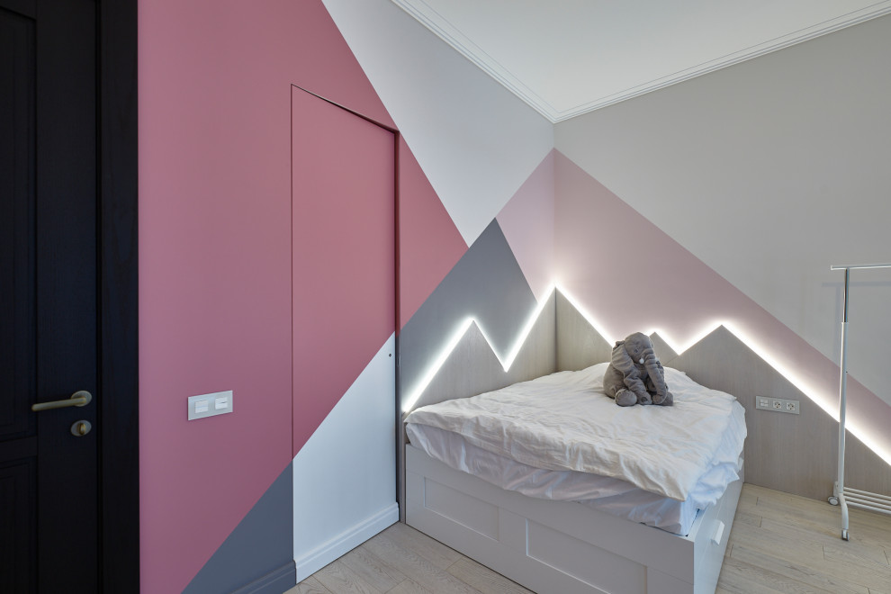На фото: детская в современном стиле с спальным местом и разноцветными стенами с