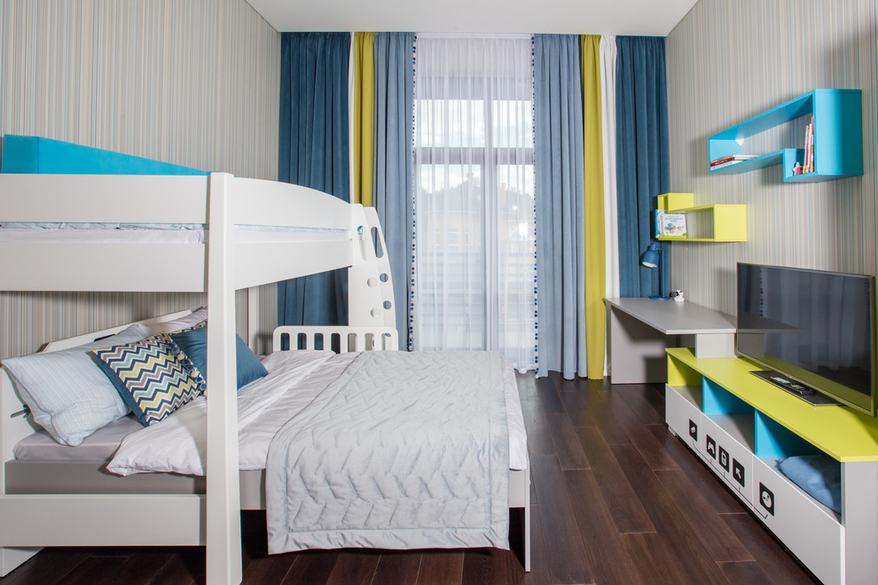 Пример оригинального дизайна: детская в современном стиле с спальным местом, разноцветными стенами, темным паркетным полом и коричневым полом для двоих детей