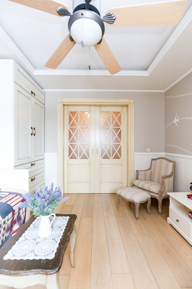 Ejemplo de dormitorio infantil tradicional renovado con paredes grises y suelo de madera clara
