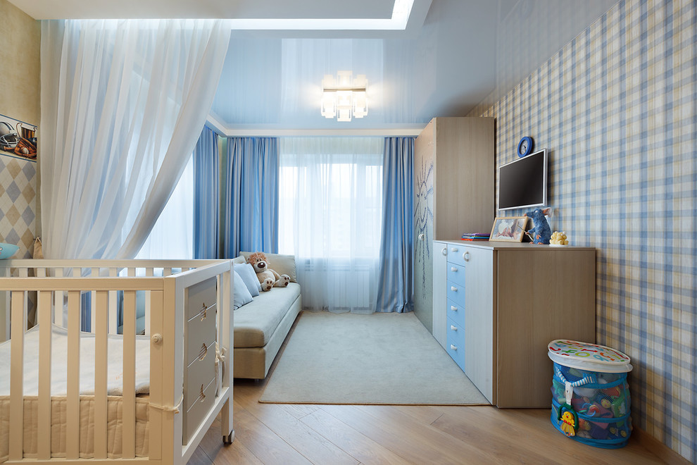 Ispirazione per una cameretta per bambini da 1 a 3 anni contemporanea di medie dimensioni con pareti multicolore, parquet chiaro e pavimento beige