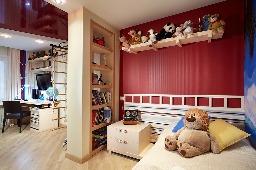 Стильный дизайн: детская среднего размера в современном стиле с спальным местом, разноцветными стенами, светлым паркетным полом и бежевым полом для ребенка от 4 до 10 лет, мальчика - последний тренд