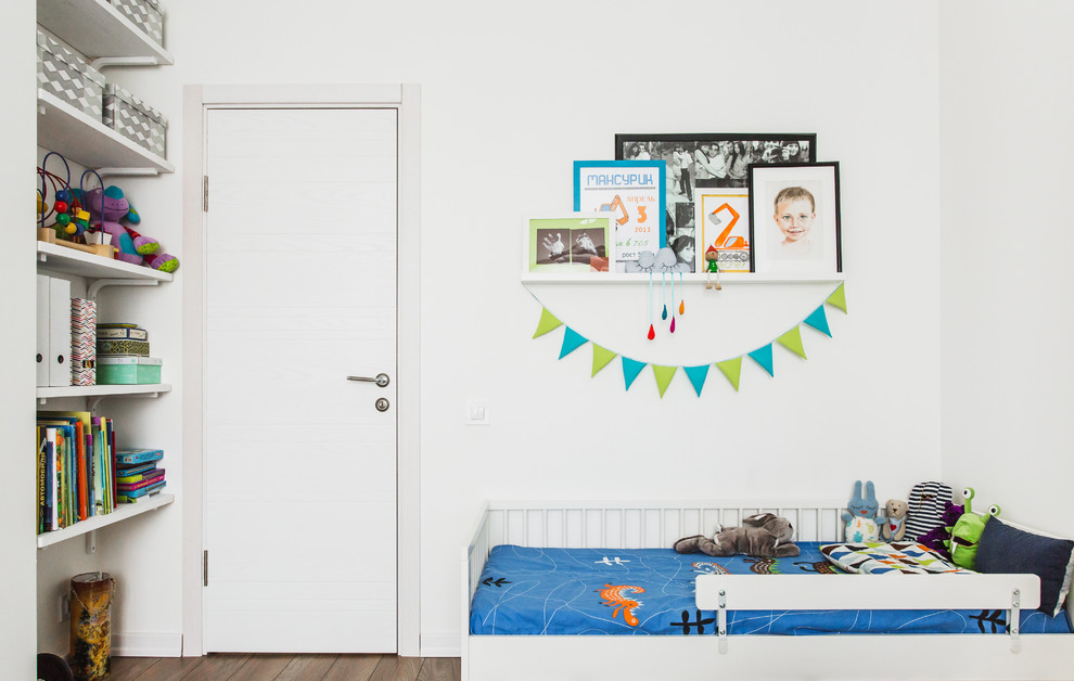 Свежая идея для дизайна: маленькая детская в современном стиле с спальным местом и белыми стенами для на участке и в саду, мальчика - отличное фото интерьера