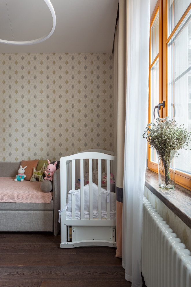 Идея дизайна: детская среднего размера в современном стиле с спальным местом, разноцветными стенами, паркетным полом среднего тона и коричневым полом для ребенка от 1 до 3 лет, девочки