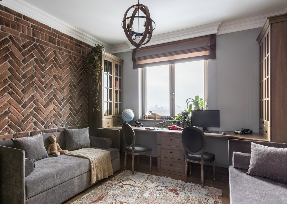 Exemple d'une chambre neutre chic avec un bureau, un mur marron, un sol en bois brun et un sol marron.