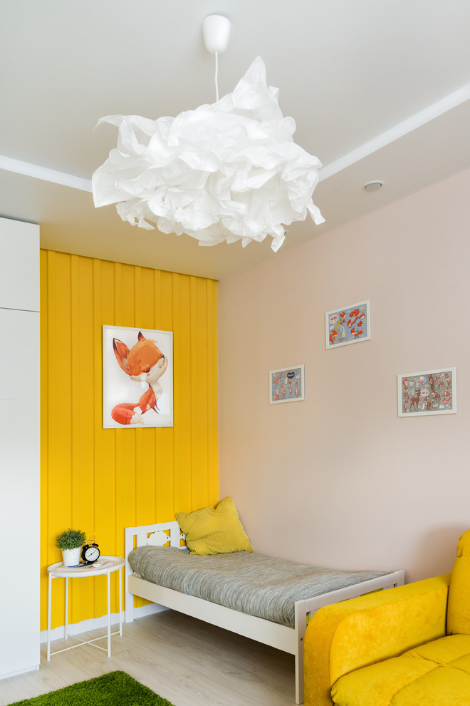 Idéer för mellanstora funkis flickrum kombinerat med sovrum och för 4-10-åringar, med gula väggar, laminatgolv och vitt golv
