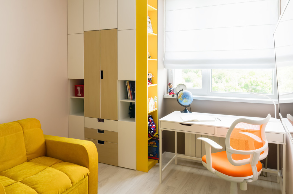 Immagine di una cameretta per bambini da 4 a 10 anni contemporanea di medie dimensioni con pareti gialle, pavimento in laminato e pavimento bianco