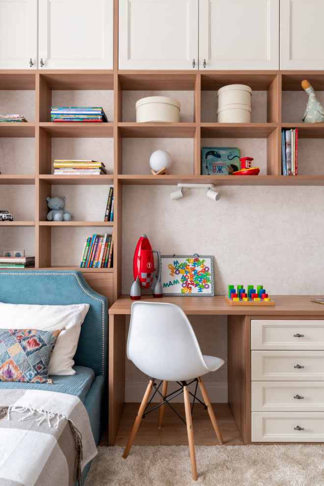 Immagine di una cameretta per bambini da 4 a 10 anni classica di medie dimensioni con pareti beige, parquet chiaro e pavimento beige