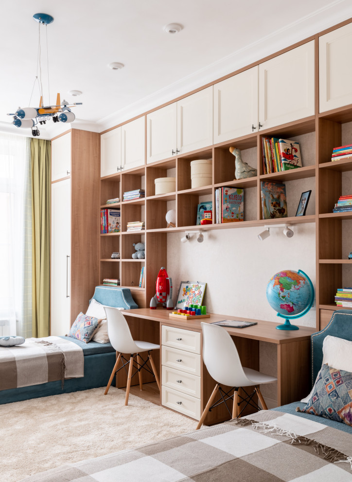 Idéer för mellanstora vintage pojkrum kombinerat med sovrum och för 4-10-åringar, med beige väggar, ljust trägolv och beiget golv