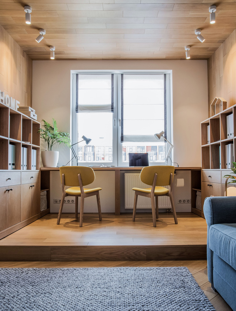 Idée de décoration pour une chambre neutre design avec un bureau, un sol en bois brun, un mur blanc et un sol marron.
