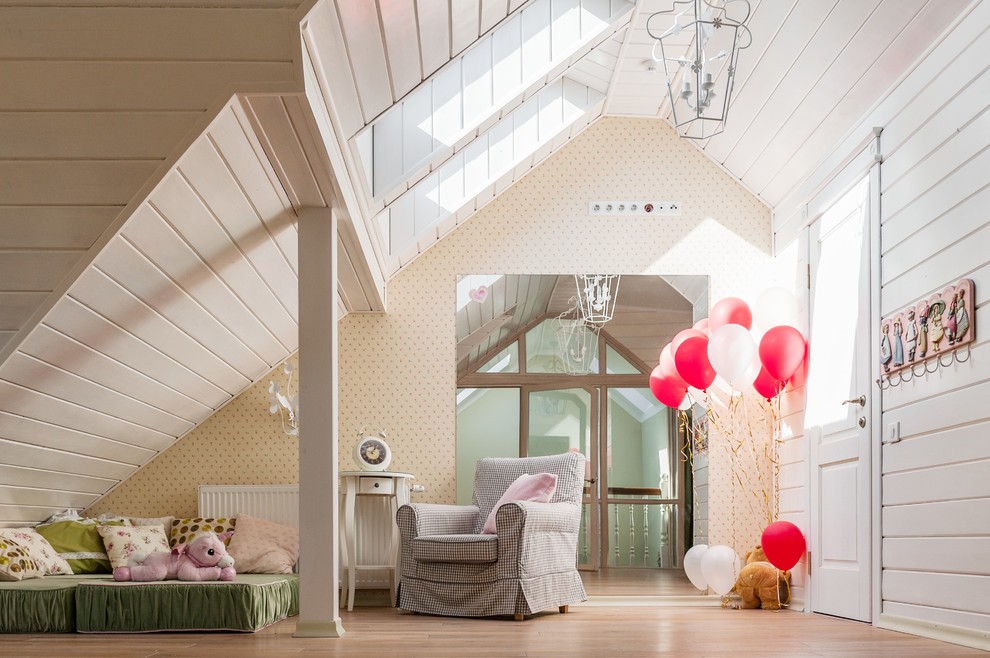 Imagen de dormitorio infantil de estilo de casa de campo con paredes blancas y suelo de madera clara