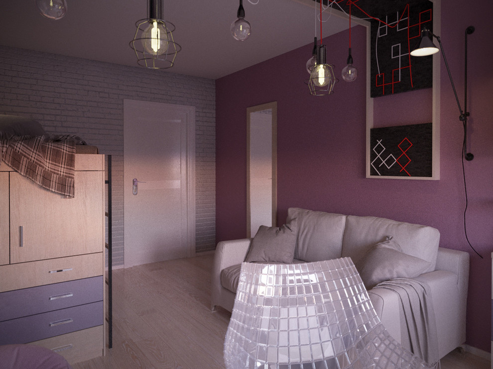 Cette photo montre une chambre d'enfant tendance de taille moyenne avec un bureau, un mur violet et un sol en bois brun.