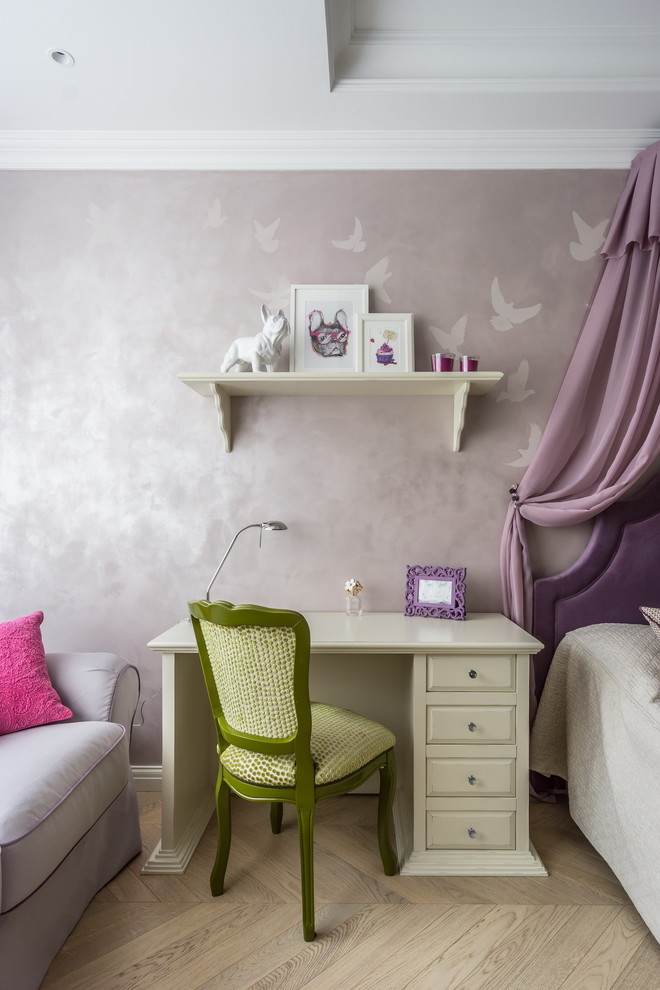 モスクワにある高級な中くらいなトラディショナルスタイルのおしゃれな子供部屋 (紫の壁、淡色無垢フローリング、ティーン向け) の写真