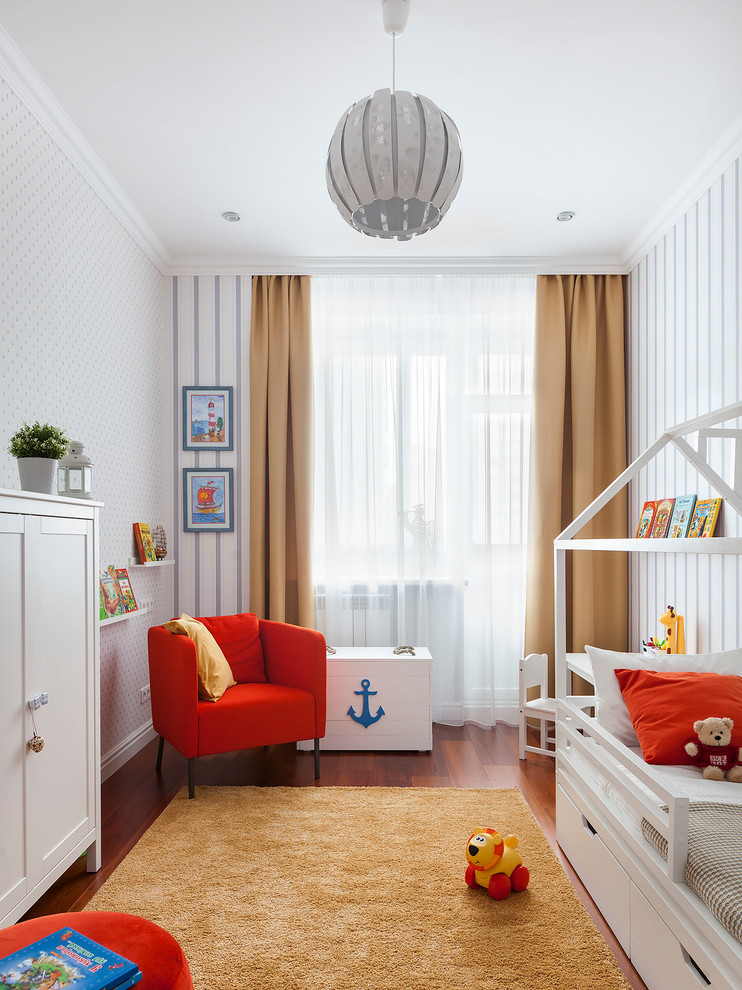 На фото: нейтральная детская в современном стиле с спальным местом, темным паркетным полом и белыми стенами для ребенка от 1 до 3 лет с