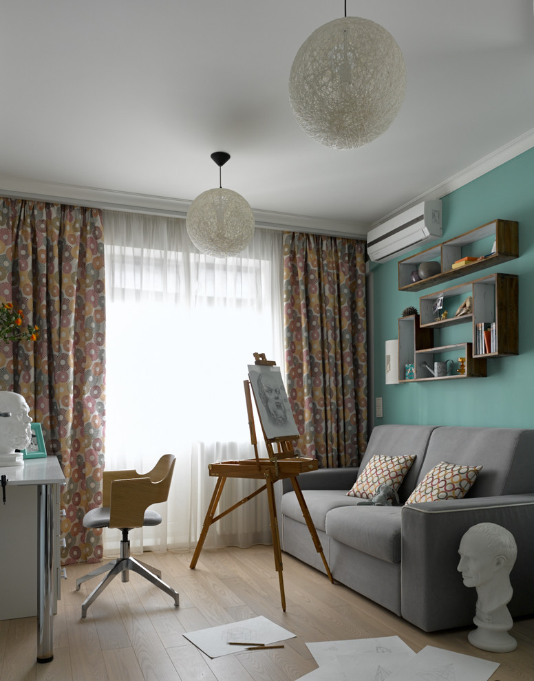 Aménagement d'une chambre neutre classique avec un mur vert, parquet clair et un sol beige.