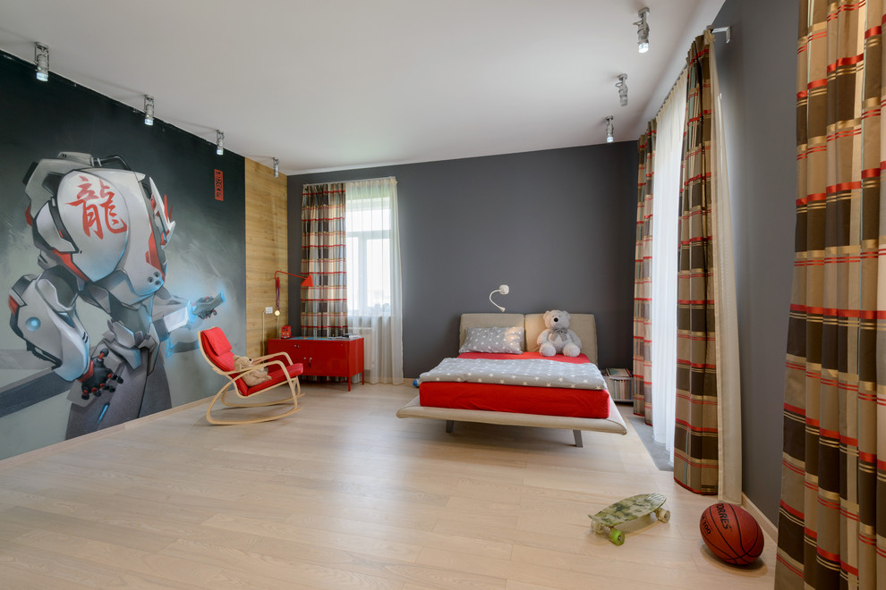 Modernes Jungszimmer mit Schlafplatz, grauer Wandfarbe und hellem Holzboden in Novosibirsk