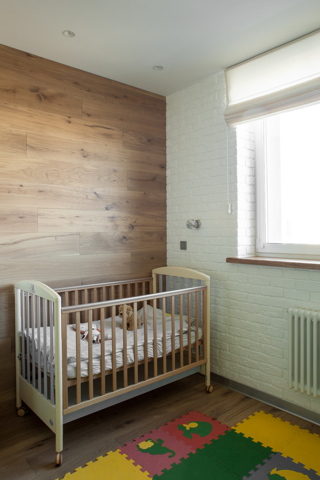 Foto de dormitorio infantil de 1 a 3 años contemporáneo de tamaño medio con paredes blancas y suelo de madera clara