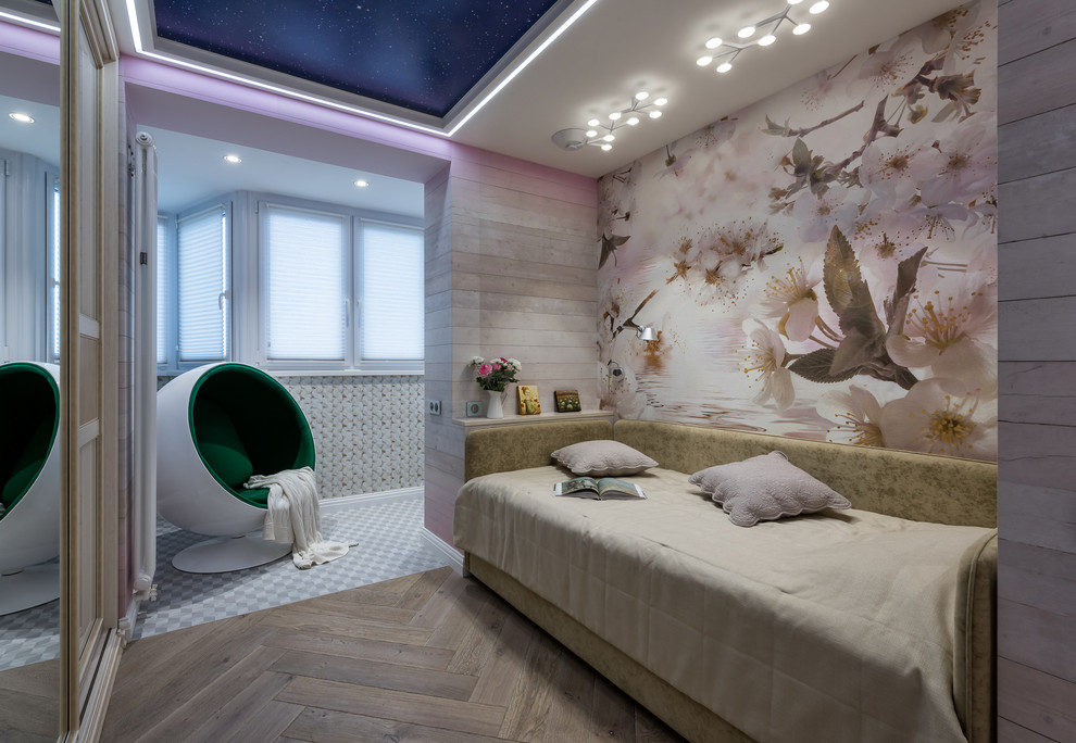 Großes Stilmix Kinderzimmer mit Schlafplatz, bunten Wänden und braunem Holzboden in Moskau