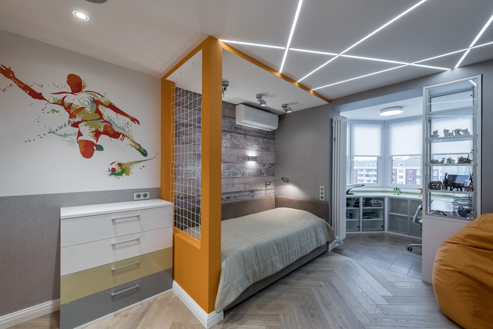 Cette photo montre une grande chambre d'enfant tendance avec un mur multicolore et un sol en bois brun.