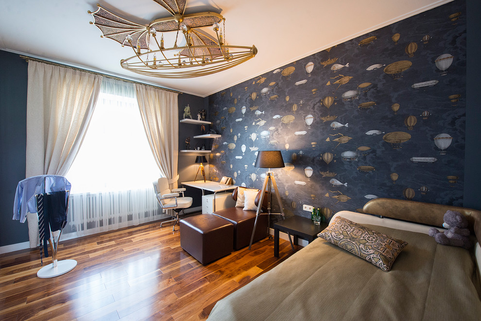 Modelo de dormitorio infantil de 4 a 10 años actual grande con paredes azules, suelo de madera en tonos medios y suelo marrón