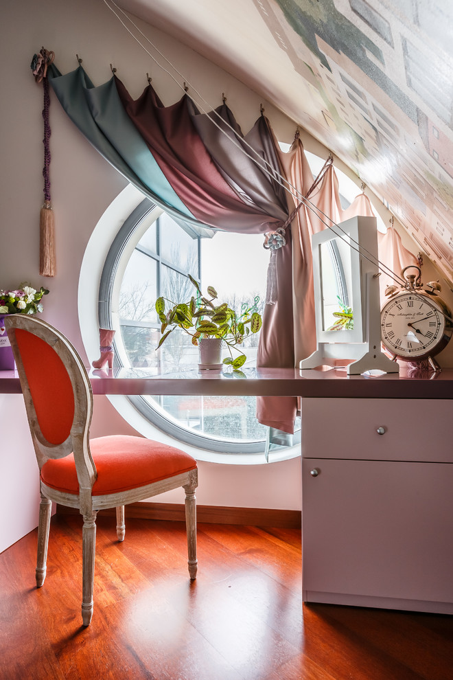 Exemple d'une chambre de fille tendance avec un bureau, un mur blanc, un sol en bois brun et un sol rouge.