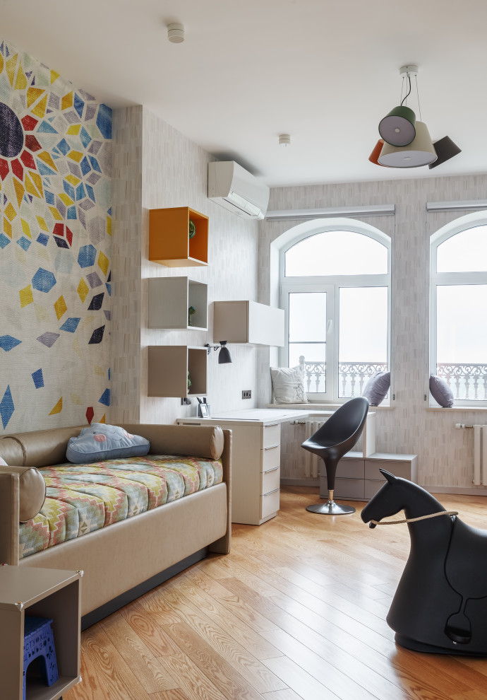 Стильный дизайн: нейтральная детская в современном стиле с спальным местом, разноцветными стенами, паркетным полом среднего тона и коричневым полом - последний тренд