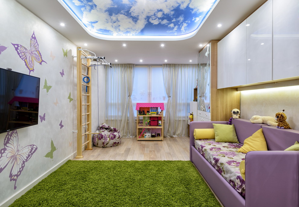 Foto de habitación infantil unisex actual pequeña con moqueta y paredes multicolor