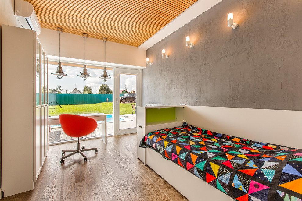 Ejemplo de dormitorio infantil contemporáneo con paredes grises y suelo de madera en tonos medios