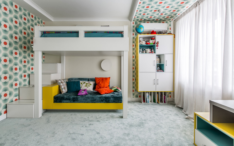 Réalisation d'une chambre d'enfant design avec un mur multicolore, moquette, un sol gris et un lit superposé.