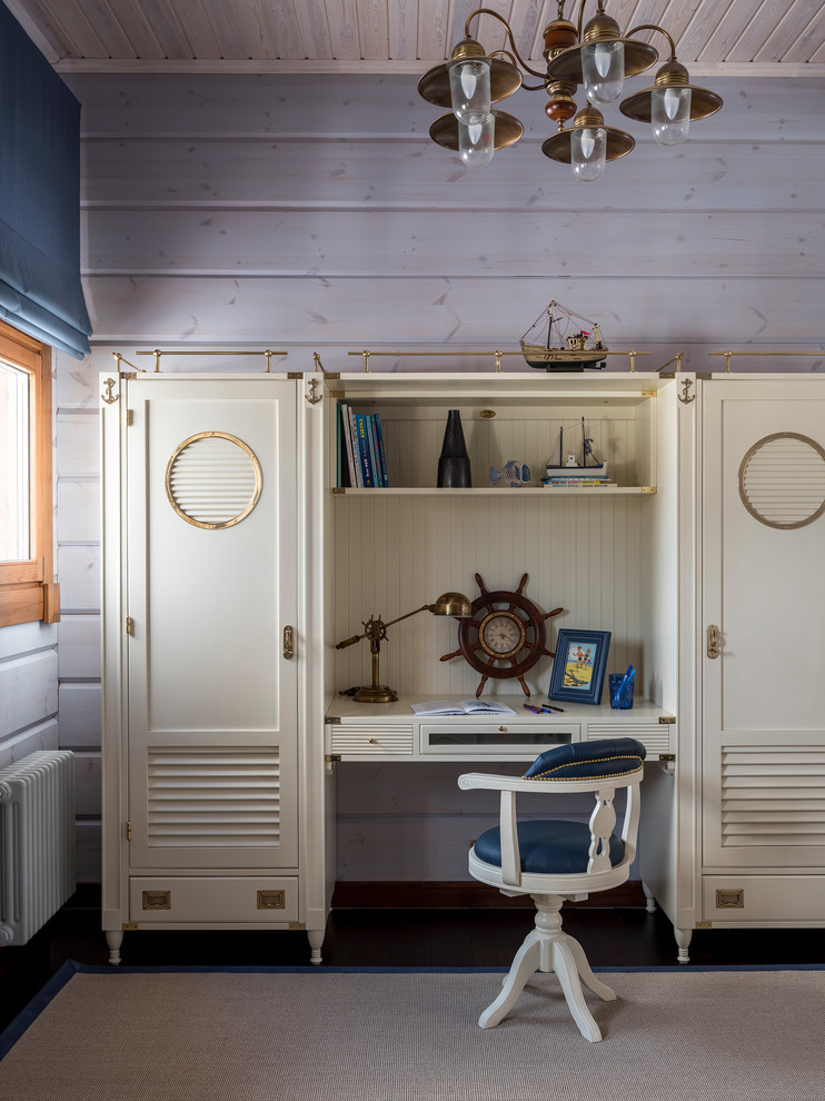 Exemple d'une chambre de garçon bord de mer avec un mur bleu, parquet foncé, un sol marron et un bureau.