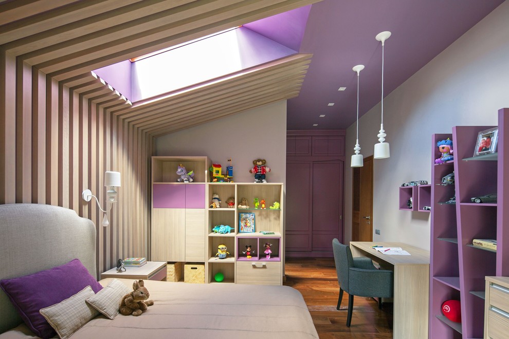 Imagen de habitación de niña de 4 a 10 años contemporánea de tamaño medio con escritorio, paredes púrpuras, suelo marrón y suelo de madera en tonos medios