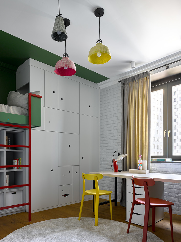 Neutrales Modernes Kinderzimmer mit Arbeitsecke, weißer Wandfarbe, braunem Holzboden und braunem Boden in Moskau